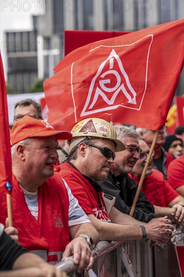 Demonstration by many thousands of steelworkers in front of the ThyssenKrupp headquarters in Essen against massive job cuts following the involvement of a foreign investor in the company, massive criticism of Group CEO Miguel López, North Rhine-Westphalia, Germany, Europe