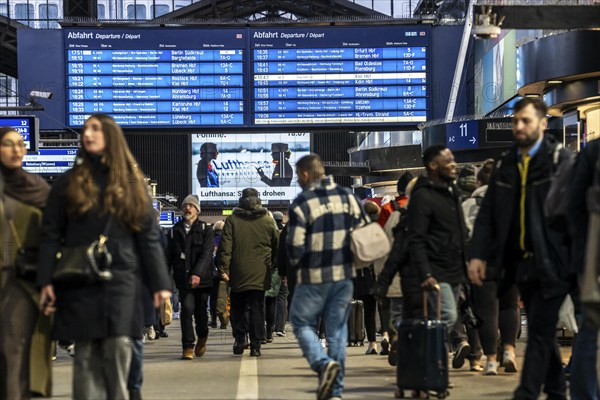 Display boards at Hamburg central station, evening rush hour, in front of another GDL, train driver strike, full station, reference to the VERDI strike at Lufthansa, news screen, Wandelhalle, Germany, Europe