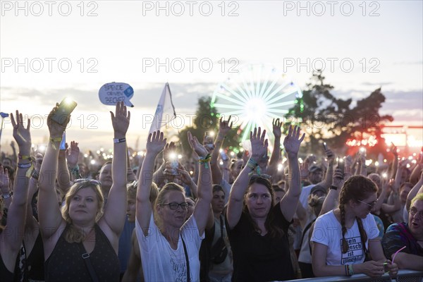 Festival visitors illuminate the site with mobile phone lights at the Highfield Festival on Friday, Störmthaler See, 16.08.2024