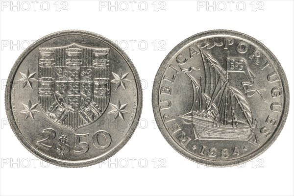 Portuguese coin from 1984 worth 2.5 escudos with sailing ship and national coat of arms, obverse and reverse