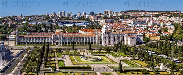 Luftaufnahme eines historischen Gebäudekomplexes in einer Stadt mit umgebender Vegetation, Lissabon, Mosteiro dos Jeronimos