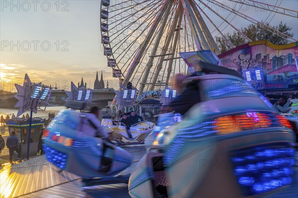 Deutz funfair on the Rhine, at Easter, funfair, break-dancer ride, Ferris wheel, Cologne Cathedral, Cologne, North Rhine-Westphalia, Germany, Europe