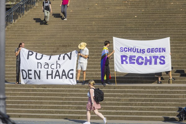 Election campaign event of the Sahra Wagenknecht BSW alliance on Dresden's Schlossplatz. Counter-demonstrators at Brühl's Terrace, State election campaign in Saxony, Dresden, Saxony, Germany, Europe