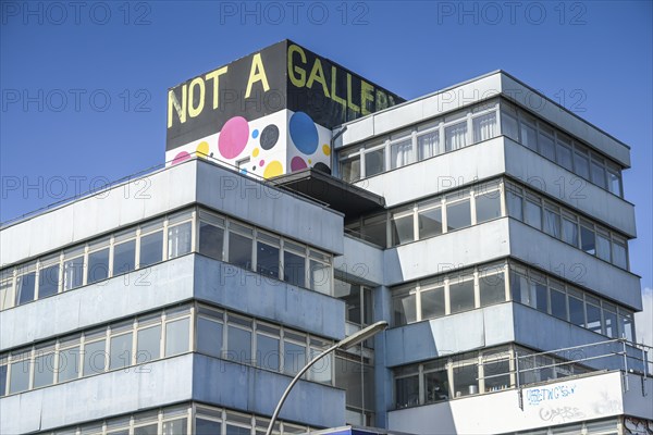 Old office building with gallery and LSD sex shop, Kurfürstenstraße, Potsdamer Straße, Schöneberg, Tempelhof-Schöneberg, Berlin, Germany, Europe