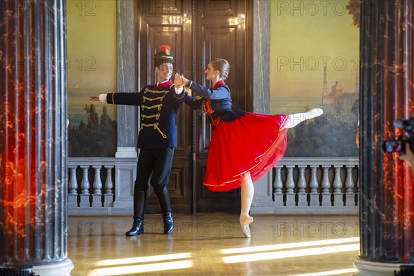 Ballet meets breakdance: With 100 beats per minute into the stollen season Dresden stollen bakers make the stollen and The Saxonz dance. Annalisa Piccolo and Stefan Kulhawec from the Nutcracker Ballet, Dresden, Saxony, Germany, Europe