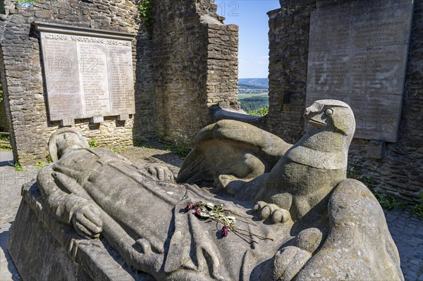 Ruins of Hohensyburg Castle, near Dortmund, war memorial by Friedrich Bagdons, for the fallen of the world wars, North Rhine-Westphalia, Germany, Europe