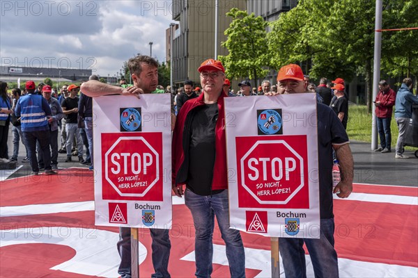 Demonstration by many thousands of steelworkers in front of the ThyssenKrupp headquarters in Essen against massive job cuts following the involvement of a foreign investor in the company, massive criticism of Group CEO Miguel López, North Rhine-Westphalia, Germany, Europe