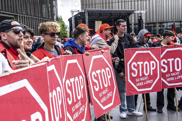 Demonstration by many thousands of steelworkers in front of the ThyssenKrupp headquarters in Essen against massive job cuts following the involvement of a foreign investor in the company, massive criticism of Group CEO Miguel López, North Rhine-Westphalia, Germany, Europe