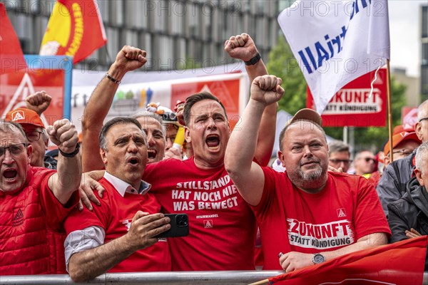 Demonstration by many thousands of steelworkers in front of the ThyssenKrupp headquarters in Essen against massive job cuts following the involvement of a foreign investor in the company, massive criticism of Group CEO Miguel López, North Rhine-Westphalia, Germany, Europe