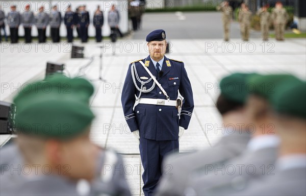 An air force soldier of the guard battalion gives commands to army soldiers of an honour formation of the final roll call of the Bundeswehr missions MINUSMA and EUTM Mali at the Federal Ministry of Defence in Berlin, 22.02.2024