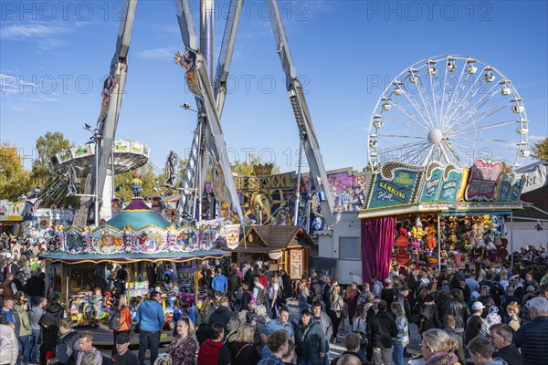 Crowd of people on fairground, amusement park, amusement ride, Ferris wheel, showmen, on the traditional Schätzelemarkt in Tengen, Hegau, district of Constance, Baden-Württemberg, Germany, Europe