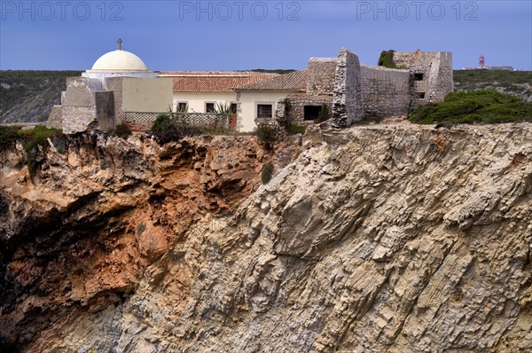 Fortaleza de Belixe, officially Forte de Santo António de Belixe, also Forte do Beliche, behind it lighthouse Farol do Cabo de São Vicente, Cape of São Vicente, Sagres, steep coast, Algarve, Portugal, Europe