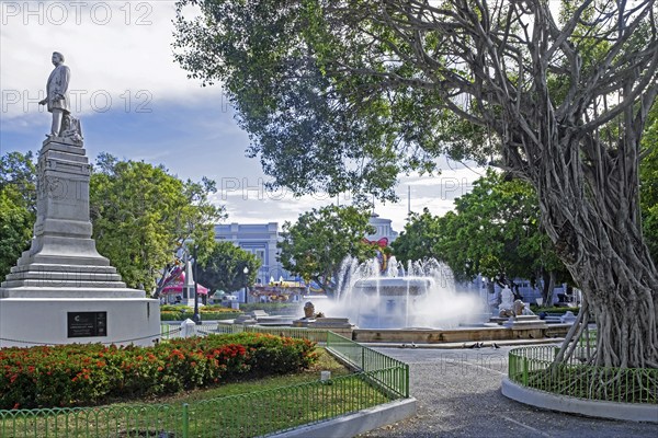 Lions Fountain on Plaza Degetau and statue of Luis Muñoz Rivera on the Plaza Las Delicias in the city Ponce, Puerto Rico, Greater Antilles, Caribbean, North America