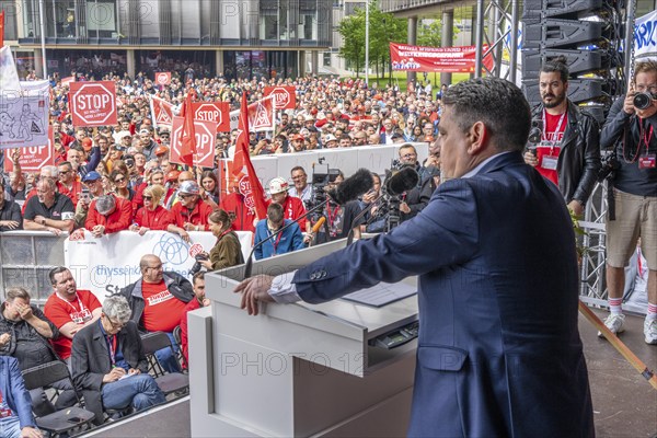 Demonstration of many thousands of steelworkers in front of the ThyssenKrupp headquarters in Essen, against massive job cuts, after the participation of a foreign investor in the company, massive criticism of CEO Miguel López, here during his speech, North Rhine-Westphalia, Germany, Europe