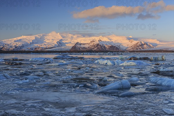 Ice floes in sea in front of glacier and mountains, morning light, Jökulsarlon, Vatnajökull, Iceland, Europe