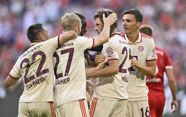 Goal celebration Thomas Thomas Müller FC Bayern München FCB (25) Joao Palhinha FC Bayern München FCB (16) Dayot Upamecano FC Bayern München FCB (02) Konrad Laimer FC Bayern München FCB (27) Raphael Guerreiro FC Bayern München FCB (22) Allianz Arena, Munich, Bavaria, Germany, Europe