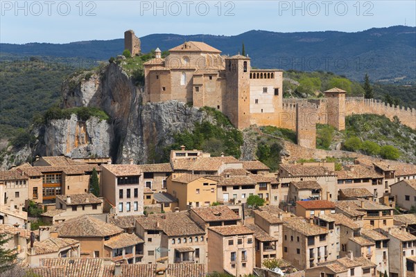 Historic castle perched above stone houses in a medieval village on a rock, collegiate church on the hill, Colegiata de Santa María la Mayor, Alquézar, Alquezar, Huesca, Aragón, Aragon, Pyrenees, Spain, Europe