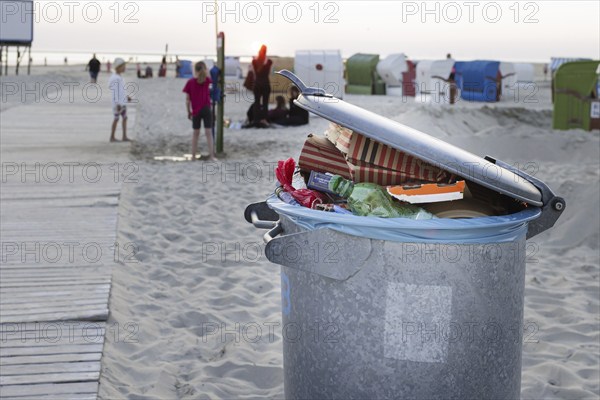 Rubbish bin on the beach of Borkum, 19.07.2024