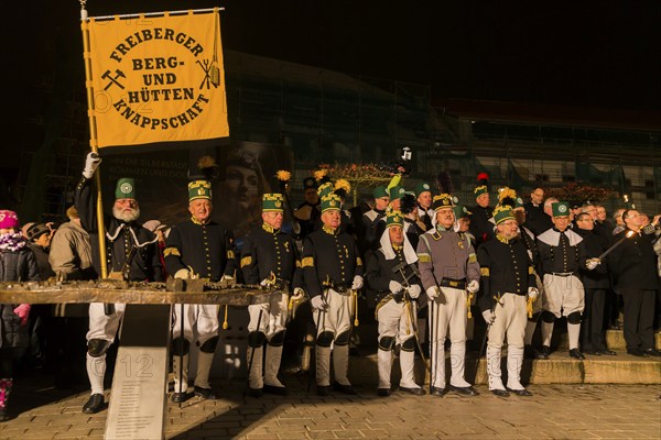 Miners pay their respects on the castle square Traditional mining and smelting parade in Freiberg. Hundreds of miners from various mining and metallurgical organisations marched through Freiberg's old town. For the first time, the miners' parade took place on the Schlossplatz. The march then continued via the Obermarkt, with the Freiberg Christmas market, to St Peter's Church for the so-called Mettenschicht. Over 10, 000 onlookers watched the event, Bergparade in Freiberg, Freiberg, Saxony, Germany, Europe