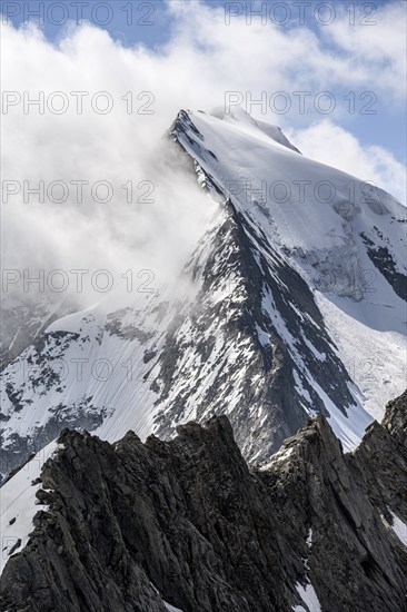 Rocky mountain ridge and glaciated mountain peak Großer Möseler, glacier Furtschaglkees, Berliner Höhenweg, Zillertal Alps, Tyrol, Austria, Europe