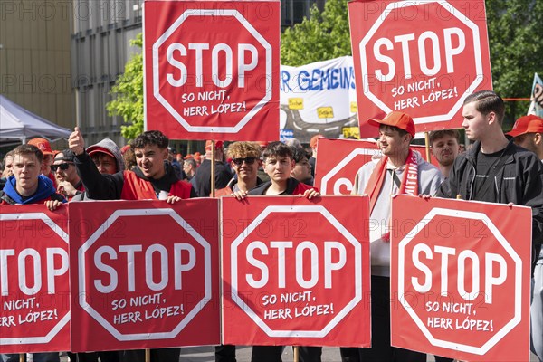 Demonstration by many thousands of steelworkers in front of the ThyssenKrupp headquarters in Essen against massive job cuts following the involvement of a foreign investor in the company, massive criticism of Group CEO Miguel López, North Rhine-Westphalia, Germany, Europe