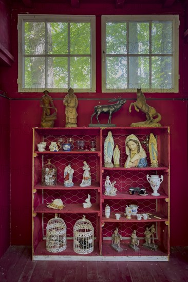 Shelf with figures, holy figures, country house, order, decoration, furnishing, whimsical, red, Germany, Europe