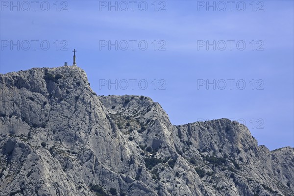 Croix de Provence summit 946m with summit cross, mountains, rock massif, rocks, Montagne Sainte-Victoire, Bouches-du-Rhône, Provence, France, Europe