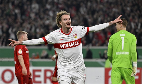 Goal celebration Nick Woltemade VfB Stuttgart (11) Disappointment for Jean Zimmer 1. FC Kaiserslautern FCK (08) and goalkeeper Julian Krahl 1. FC Kaiserslautern FCK (01) MHPArena, MHP Arena Stuttgart, Baden-Württemberg, Germany, Europe