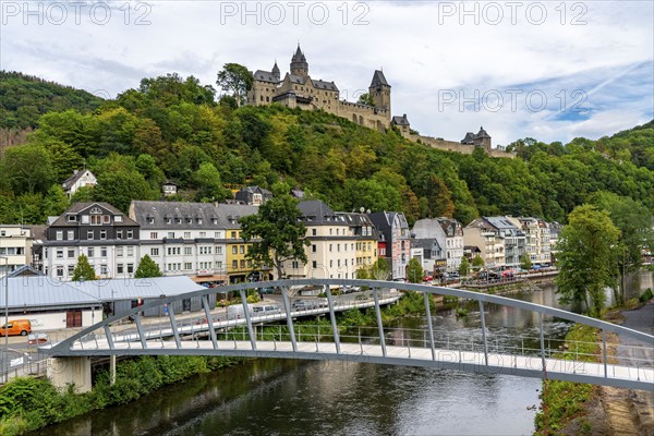 The town of Altena in the Sauerland, Märkischer Kreis, Altena Castle, the first German youth hostel, on the River Lenne, North Rhine-Westphalia, Germany, Europe