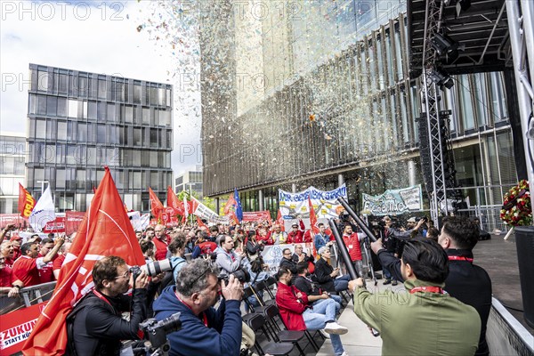 Demonstration by many thousands of steelworkers in front of the ThyssenKrupp headquarters in Essen against massive job cuts following the involvement of a foreign investor in the company, massive criticism of Group CEO Miguel López, North Rhine-Westphalia, Germany, Europe