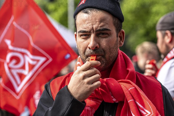 Demonstration by many thousands of steelworkers in front of the ThyssenKrupp headquarters in Essen against massive job cuts following the involvement of a foreign investor in the company, massive criticism of Group CEO Miguel López, North Rhine-Westphalia, Germany, Europe