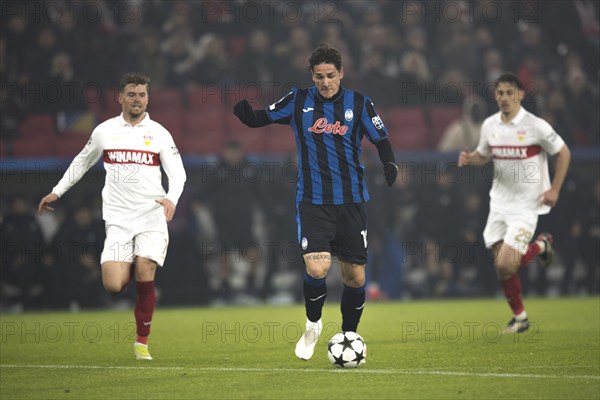 Football match, Nicolo' ZANIOLO Atalanta Bergamo 10 on his way to score the 0:2 for Atalanta Bergamo and takes a shot into the Tor tor, Maximilian MITTELSTÄDT VFB Stuttgart left and Anthony ROUAULT VFB Stuttgart right follow him, Stuttgart Arena, Stuttgart, Germany, Europe