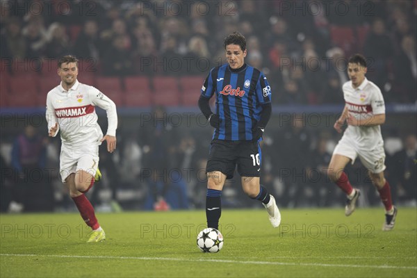 Football match, Nicolo' ZANIOLO Atalanta Bergamo 10 on his way to score the 0:2 for Atalanta Bergamo, Maximilian MITTELSTÄDT VFB Stuttgart left and Anthony ROUAULT VFB Stuttgart follow him, Stuttgart Arena, Stuttgart, Germany, Europe