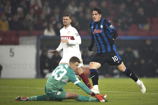 Football match, Nicolo' ZANIOLO Atalanta Bergamo 10 scores 0:2 for Atalanta Bergamo, Maximilian MITTELSTÄDT VFB Stuttgart left is too late and goalkeeper Alexander NÜBEL VFB Stuttgart cannot save the ball, Stuttgart Arena, Stuttgart, Germany, Europe