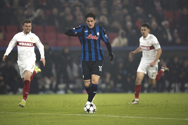 Football match, Nicolo' ZANIOLO Atalanta Bergamo 10 on his way to score the 0:2 for Atalanta Bergamo, Maximilian MITTELSTÄDT VFB Stuttgart left and Anthony ROUAULT VFB Stuttgart right follow him, Stuttgart Arena, Stuttgart, Germany, Europe