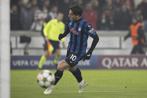 Football match, Nicolo' ZANIOLO Atalanta Bergamo 10 has just scored the 0:2 for Atalanta Bergamo and celebrates with a lap of honour in front of the goal, Maximilian MITTELSTÄDT VFB Stuttgart arrives late, Stuttgart Arena, Stuttgart