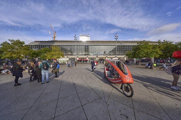 Berlin TV Tower and Alexanderplatz railway station with rickshaw for tourist city tours, Dircksenstraße, Berlin, capital city, independent city, federal state of Berlin, Germany, Europe