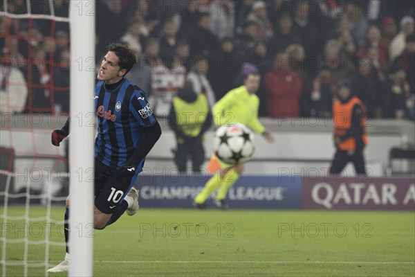 Football match, Nicolo' ZANIOLO Atalanta Bergamo 10 has just scored the 0:2 for Atalanta Bergamo and celebrates with a lap of honour in front of the goal, Maximilian MITTELSTÄDT VFB Stuttgart arrives late, Stuttgart Arena, Stuttgart