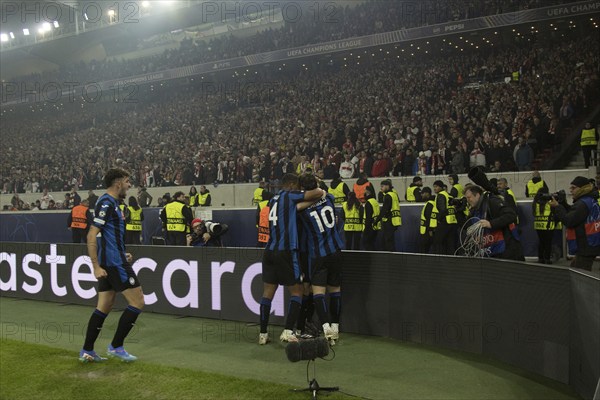 Football match, Nicolo' ZANIOLO Atalanta Bergamo 10 has just scored the 0:2 for Atalanta Bergamo, Marco BRESCIANINI Atalanta Bergamo covered and Isak HIEN 4 Atalanta Bergamo cheer with him in the fan curve, left Matteo RUGGERI Atalanta joins him, VFB Stuttgart, Champions League, Stuttgart Arena, Stuttgart