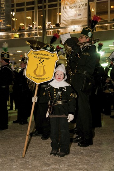 The Striezelmarkt, which has been organised since 1434, is the oldest Christmas market in Germany and takes place on the Altmarkt. A new tradition was established in Dresden with a large mining parade organised by mining and smelting miners from the Ore Mountains