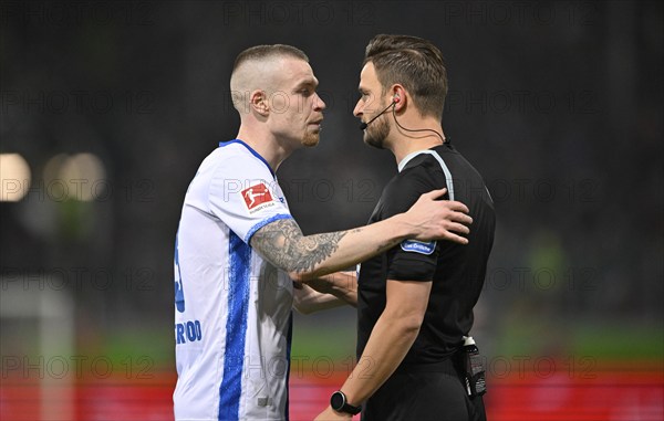 Referee Referee Daniel Schlager, gestures, gesture, in discussion with Thomas Isherwood SV Darmstadt 98 (03), Voith-Arena, Heidenheim, Baden-Württemberg, Germany, Europe