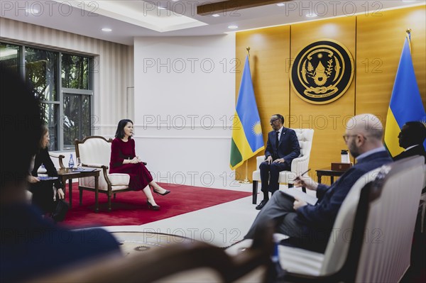 (L-R) Annalena Baerbock (Buendnis 90 Die Gruenen), Bundesaussenministerin, und Paul Kagame, Praesident von Ruanda, aufgenommen im Rahmen eines gemeinsamen Treffens in Kigali, 18.12.2023. Baerbock reist nach Ruanda fuer bilaterale Gespraeche sowie zur Ero