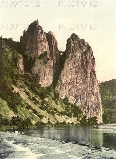 Rheingrafenstein, a 136 m high porphyry rock formation on the Nahe River opposite Bad Münster am Stein-Ebernburg, Rhineland-Palatinate, Germany, c. 1900, Historic, digitally restored reproduction of a photochromic print from the period, Europe