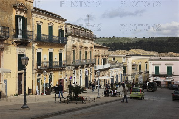 Old town of Ragusa, houses Piazza Duomo in the late Baroque district of Ragusa Ibla, Unesco World Heritage Site, Sicily, Italy, Europe