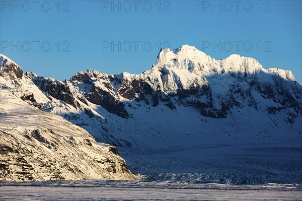 Snowy mountain peaks of Skaftafellsfjöll, in front the glacier of Skeidararjökull, near Skaftafell, Sudurland Iceland