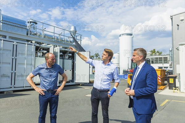 Nils Aldag, Managing Director, Chief Commercial Officer (CCO) at Sunfire GmbH and Carl Berninghausen, Chief Executive Officer (CEO) at Sunfire GmbH, explain to Martin Dulig Minister of State for Economic Affairs, Labour and Transport of the Free State of Saxony, about an aggregate for high-temperature electrolysis for hydrogen production