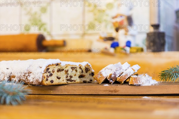 Erzgebirge Christmas stollen, there is also a stollen tradition in the Erzgebirge, the typical Christmas pastry comes, for example, from the Sauer bakery in Pretzschndorf in the Erzgebirge