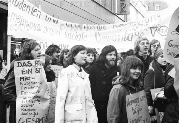 Students, mostly from universities in North Rhine-Westphalia, demonstrated through Bonn city centre for more education subsidies (Bafoeg) and wages and against inflation on 5.12.1974, Germany, Europe