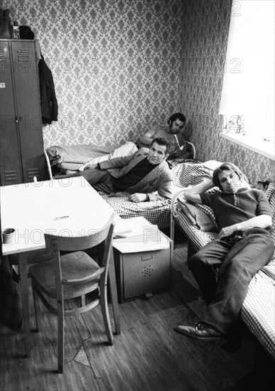 The rent profiteering with guest workers in the district according to a tried and tested pattern, equipping a 3-room flat with approx. 9 beds and a bed rent of 100 DM, here on 13.9.1974 in Duisburg, Germany, Europe