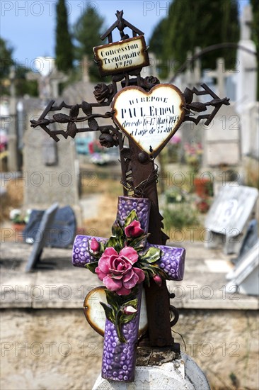 Cross on gravestone, cemetery in Puimoisson, Provence, region Provence-Alpes-Côte d'Azur, département Alpes-de-Haute-Provence, France, Europe